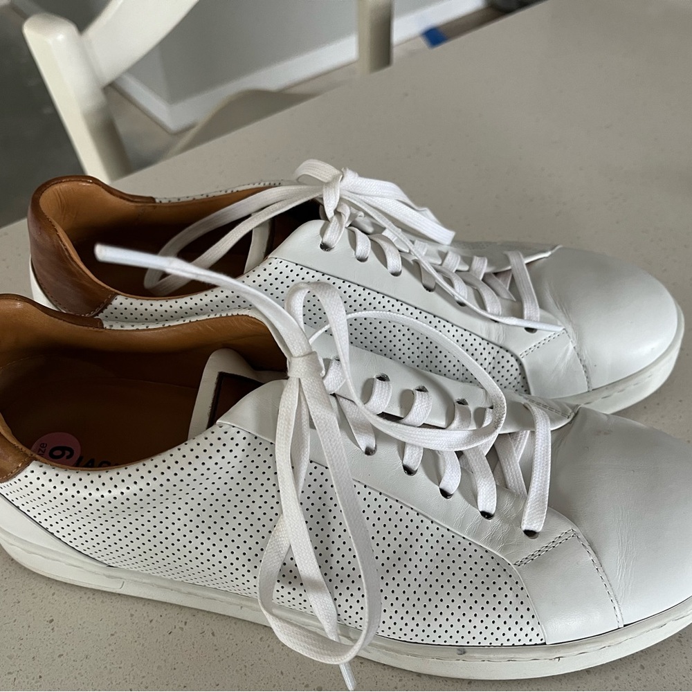 Magnanni men’s leather white sneaker shoes Size 9